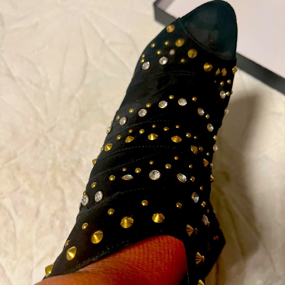 Suede with gold decals one missing used worn very comfortable and stylish - Picture 4 of 4